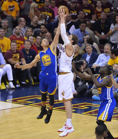 Curry lucha por un rebote con Mozgov.