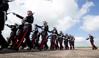 Soldados practican simulacros en Wattisham Airfield cerca de Ipswich (Reino Unido).