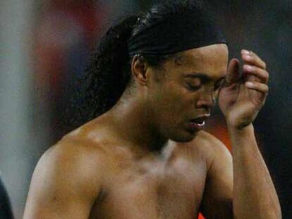 Ronaldinho  fue acusado de sufrir sobrepeso tras caer ante el Liverpool.