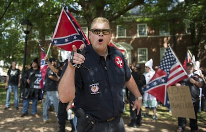 Un miembro del Ku Klux Klan durante las protestas el 8 de julio de 2017 en Charlottesville, Estados Unidos.