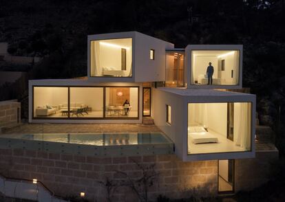 Obra del estudio de Paula Caballero y Diego Colón. Se trata de una vivienda unifamiliar ubicada en una ladera rocosa, con vegetación y pendiente pronunciada en el municipio de Capdepera, en Mallorca. Con 240 metros cuadrados de superficie construida, el conjunto está compuesto por el apilamiento de cuatro prismas rectangulares, asentados sobre zócalos de piedra, que enmarcan las vistas al paisaje y donde los límites entre exterior e interior se diluyen con paramentos vidriados.