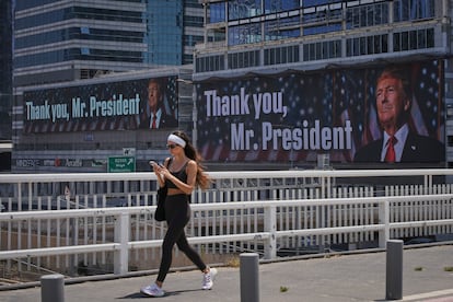 Una valla publicitaria electrónica proyecta la imagen del presidente Donald Trump junto con el mensaje "Gracias, señor presidente", en referencia a la participación de Estados Unidos en la guerra entre Israel e Irán, en Ramat Gan (Israel).