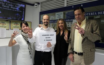 Ana Albert (2d) dueña de la administración de loteria nº 41 de Las Rozas, donde ha caído parte del tercer premio.