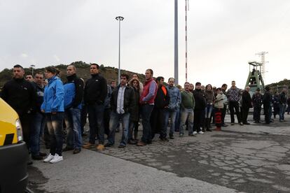 Tras conocerse el accidente, más de un centenar de vecinos se han trasladado hasta las puertas de la mina para apoyar a las familias de los fallecidos y para conocer sus identidades.