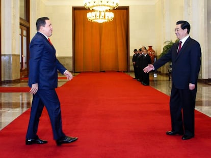 O ex-presidente da Venezuela Hugo Chávez com seu então homólogo chinês, no Grande Palácio do Povo em Pequim, em abril de 2009.