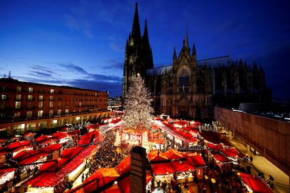 Vista general del mercado navideño frente a la catedral de Colonia (Alemania), el 28 de noviembre de 2017.