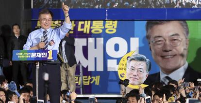 El candidato del Partido Democrático, Moon Jae-in, durante un acto de la campaña, este lunes.