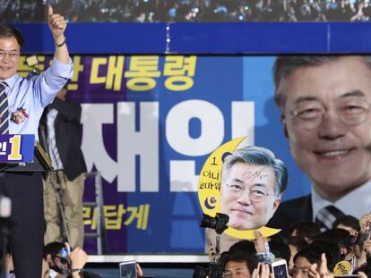 El candidato del Partido Democrático, Moon Jae-in, durante un acto de la campaña, este lunes.