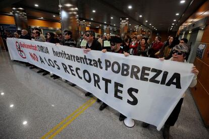 Un momento de la protesta de los funcionarios en la sede del Gobierno en Vitoria.