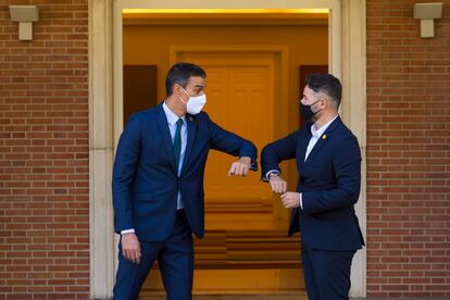 El presidente del Gobierno, Pedro Sánchez y el el portavoz de ERC en el Congreso, Gabriel Rufián, se saludan con el codo en el Palacio de la Moncloa.