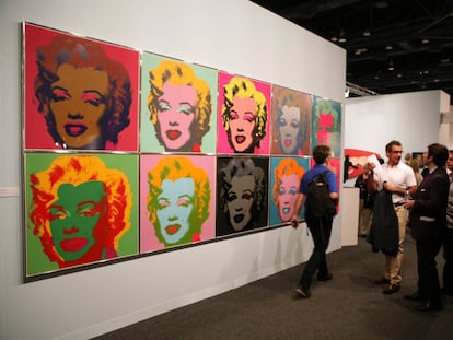 Serie de 10 grabados de Marilyn Monroe, obra de Andy Warhol, en uno de los pabellones de la feria Art Bassel Miami Beach, en Miami (Estados Unidos) en 2006.