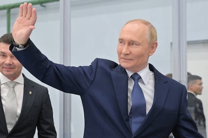 Putin saluda a unos empleados durante una visita a una fábrica, este viernes en la región rusa de Magadán, poco antes de volar hacia Alaska.