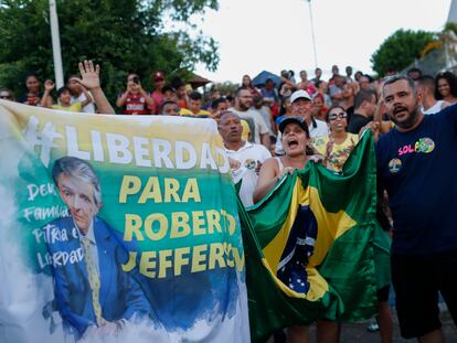 Seguidores de Roberto Jefferson protestan contra su encarcelamiento, este domingo.