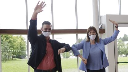 Pedro Sánchez e Idoia Mendia tras un mitin electoral celebrado este domingo en San Sebastián.