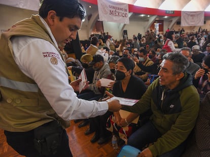 La Secretaría del Bienestar entregó tarjetas de la Pensión del Bienestar de las Perdonas Adultas Mayores en Toluca.