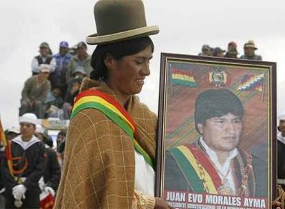 Un grupo de indígenas seguidores de Morales, durante un acto en La Paz.