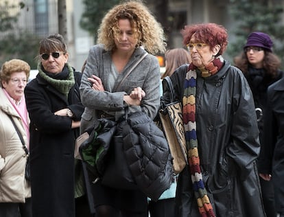 Maruja Torres a su llegada al funeral de José Manuel Lara en Barcelona.