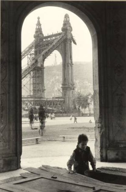 Ruinas del Puente Isabel en Budapest (Hungría) en 1954.