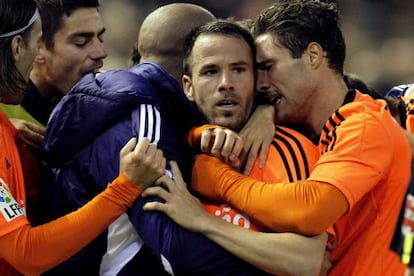 Real Zaragoza's Apoño (center) celebrating one of his two goals against Valencia.