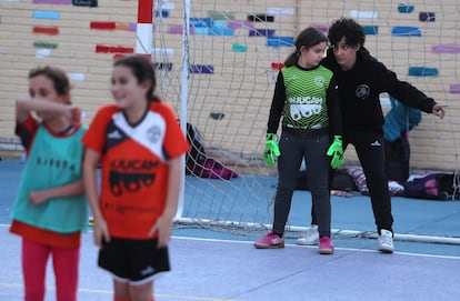 Montserrat Velarde indica a la portera del equipo cómo colocar la barrera en un tiro libre. 