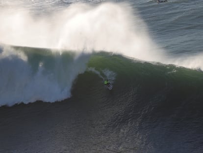 Natxo González surfea la ola de izquierdas que le puntuó 9,3, la mejor del día.