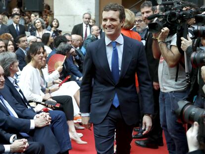 El líder del Partido Popular, Pablo Casado (a la derecha), pasa delante de Ángel Garrido, expresidente de la Comunidad de Madrid.