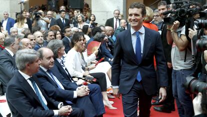 El líder del Partido Popular, Pablo Casado (a la derecha), pasa delante de Ángel Garrido, expresidente de la Comunidad de Madrid.