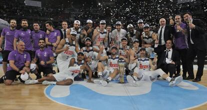 Jugadores y equipo t&eacute;cnico del Real Madrid celebran el triunfo.