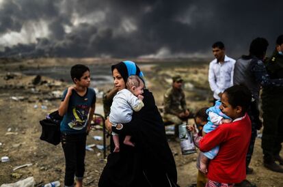 Familias iraquíes desplazadas del conflicto entre las fuerzas militares y el Estado Islámico se refugian cerca de Qayyarah.