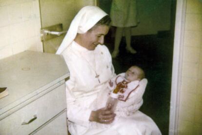 Una monja con la hija de Dolores Chumillas en 1978 en la clínica San Francisco Javier de Bilbao.