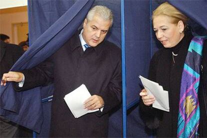 El primer ministro rumano, Adrian Nastase, y su esposa, Dana, ayer en un colegio electoral en Bucarest.