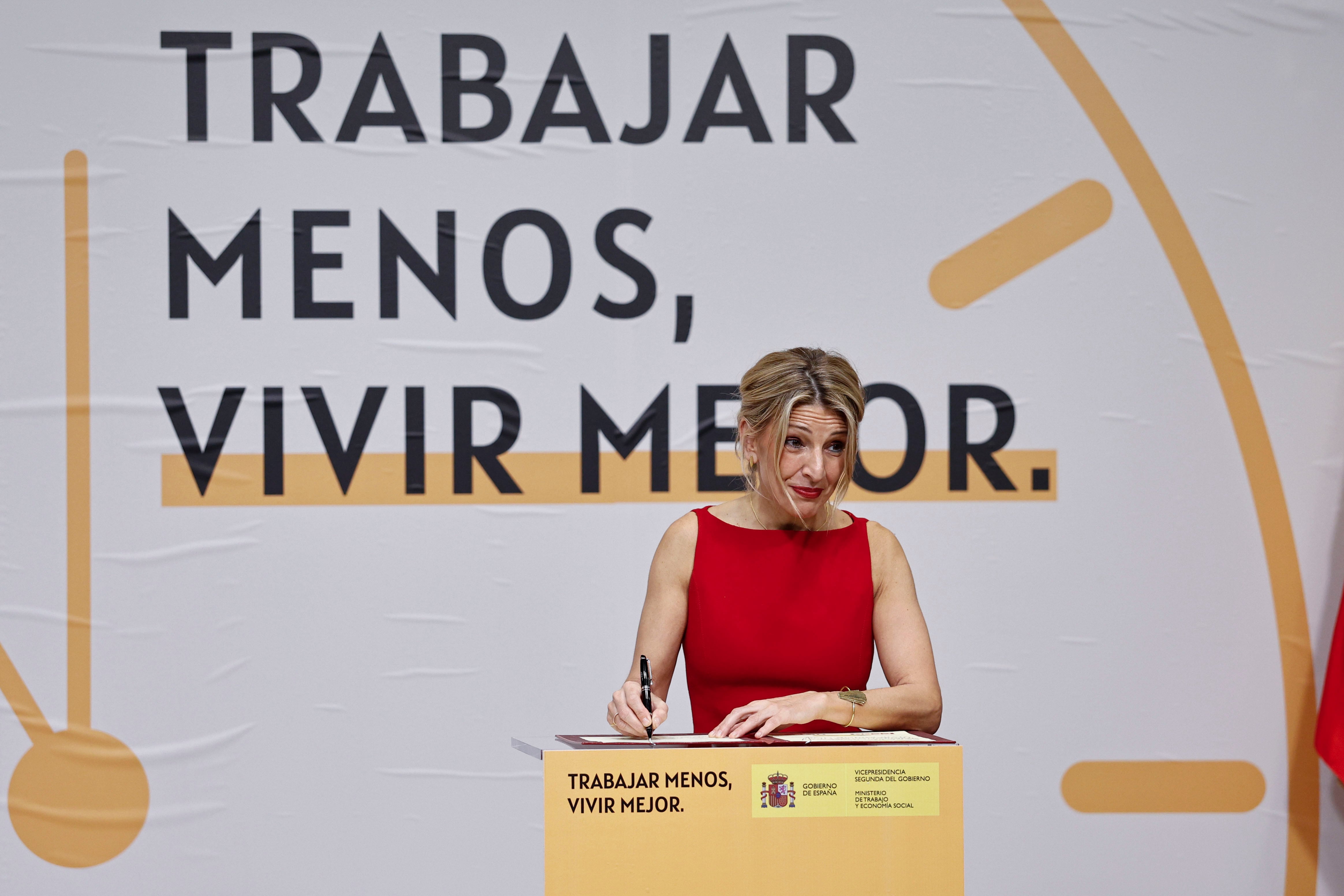 La vicepresidenta segunda del Gobierno y ministra de Trabajo, Yolanda Díaz, durante el acto de firma del acuerdo con los sindicatos para reducir la jornada, a finales de diciembre.