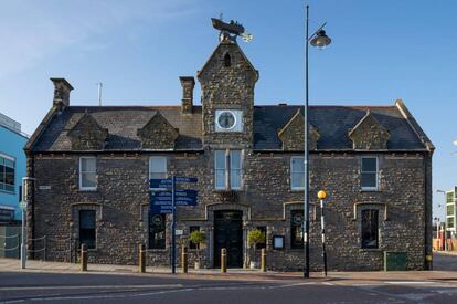 Restaurante Bill's en el edificio Pilotage, en Mermaid Quay.