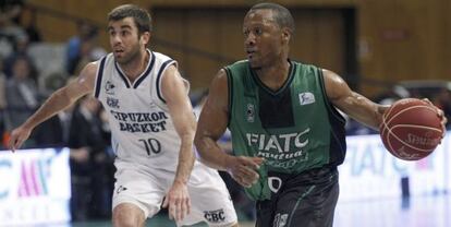 El base del Fiatc Joventut Demond Mallet se lleva el balón ante el base norteamericano del Gipuzkoa Basket Jared Jordan.