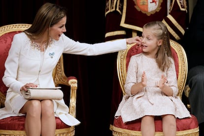 La reina Letizia ha tenido varios gestos de cariño y protección hacia sus hijas.