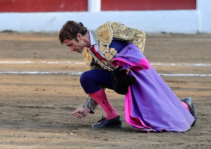 Fernando Robleño coge un puñado de arena del ruedo de Céret en su despedida.