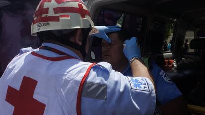 Una ambulancia de Cruz Roja nicaragüense sale del sector de la Universidad Nacional Agraria con heridos hacia el hospital más cercano el pasado 18 de abril. La Cruz Roja atiende bajo el principio de neutralidad e imparcialidad.