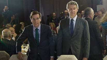 El alcalde de Madrid, José Luis Martínez-Almeida, y el presidente del PP, Alberto Núñez Feijóo, protagonizan un desayuno informativo de Nueva Economía Fórum, en el Four Seasons Hotel, este lunes. Feijóo acusa a Sánchez de alentar “actos de violencia” que ponen en riesgo la “vida de las personas” en las protestas propalestinas de La Vuelta