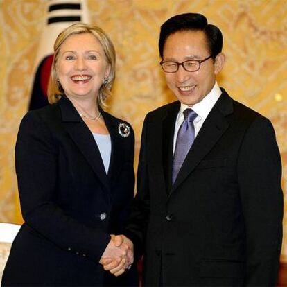 La secretaria de Estado de EE UU, Hillary Clinto, estrecha la mano al presidente de Corea del sur, Lee Myung-bak, durante el encuentro de hoy en Seúl.