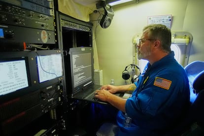 Michael McAlister recoge datos meteorológicos en el Centro de Operaciones de Aeronaves de la NOAA, el 6 de mayo en Lakeland, Florida.