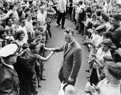 Arnold Palmer en 1960 rodeado de vecinos de su ciudad natal que le aplauden, en Latrobe, Pensilvania (EE.UU).