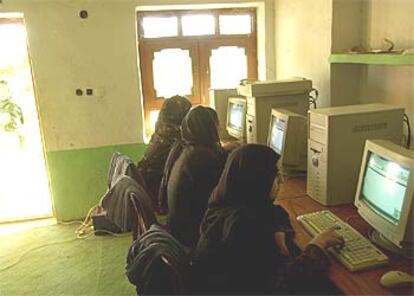 Varias jóvenes afganas asisten a clase de informática en Kandahar, donde están matriculadas 200 mujeres.