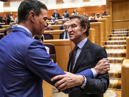 Pedro Sánchez saludaba a Alberto Núñez Feijóo en la sesión de control al Gobierno en el Senado, el 6 de junio.