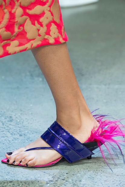 Prabal Gurung apuesta por la excentricidad transformando las flip flop de toda la vida en algo bien distinto. Ni rastro de olor a cloro.