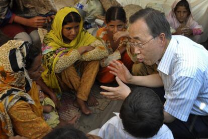 El secretario general de la ONU, Ban Ki-moon, habla con un grupo de jóvenes en el campamento de Muzzafargah, al sur del Punjab paquistaní.