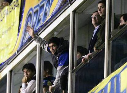 El ex jugador de fútbol Diego Armando Maradona anima al Boca Juniors desde su palco de la Bombonera