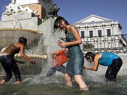 Jóvenes dentro de la fuente de la de la plaza de Oriente