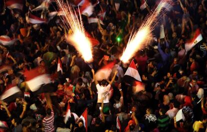 Miles de personas protestan contra el gobierno del presidente egipcio Mohamed Morsi en la plaza Tahrir de El Cairo, 2 de julio de 2013.