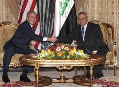 El presidente George W. Bush junto al iraquí Jalal Talabani