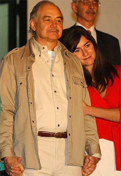 Salinas abandona la prisión junto a su hija Mariana en junio de 2005.